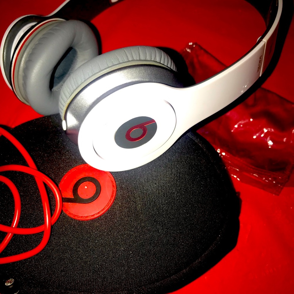 BEATS BY DRE WHITE OVER THE EAR HEADPHONES, USED BUT IN GREAT CONDITION